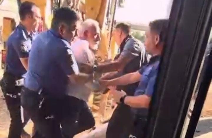 Bursa’da kafeterya yıkımında ortalık karıştı. Bir polis yaralı 1 bursada kafeterya yikiminda ortalik karisti bir polis yarali e6fed4a91b26 |
