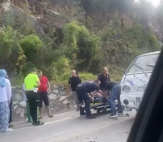 Bursa’da kamyonet otomobile çarptı: 4 yaralı 1 bursada kamyonet otomobile carpti 4 yarali bdbd1e726c80 |