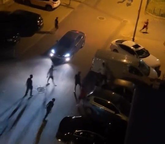 Bursa’da mahallenin gençleri bir birine girdi 1 bursada mahallenin gencleri bir birine girdi de776f975cb9 |