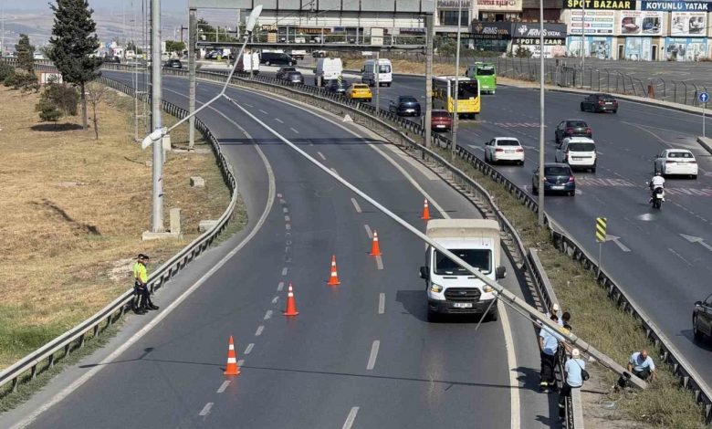 Büyükçekmece’de şiddetli rüzgardan aydınlatma direği yan yattı, E-5 trafiğe kapatıldı 1 buyukcekmecede siddetli ruzgardan aydinlatma diregi yan yatti e 5 trafige kapatildi 4c306cba2482 |