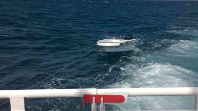 canakkale bogazinda basibos suruklenen tekne yedeklenerek lapseki balikci barinagina yanastirildi 393cd247b486 |