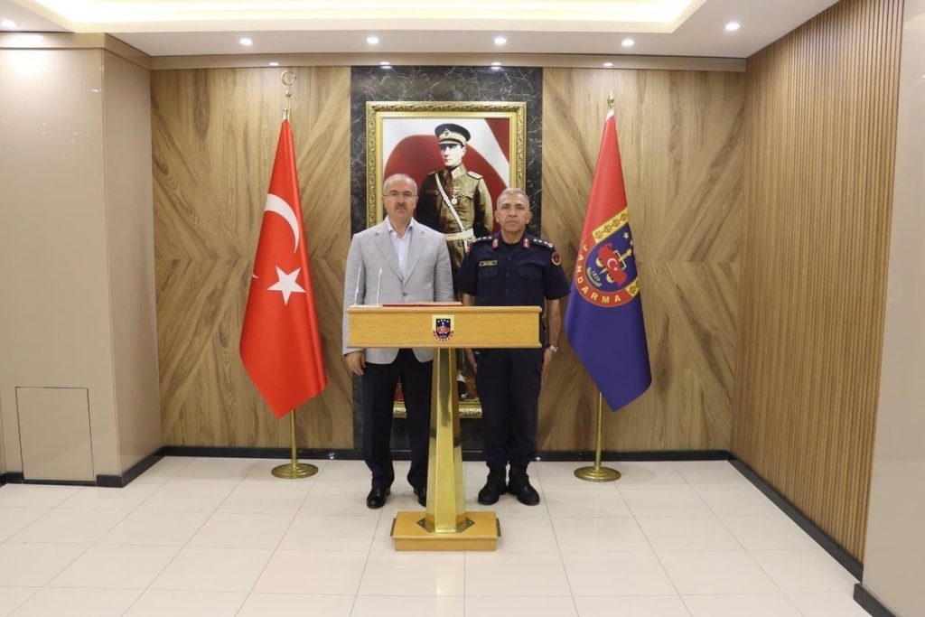 canakkale valisi toramandan jandarma kidemli albay akyuze hayirli olsun ziyareti f4f3f9e64b5a |