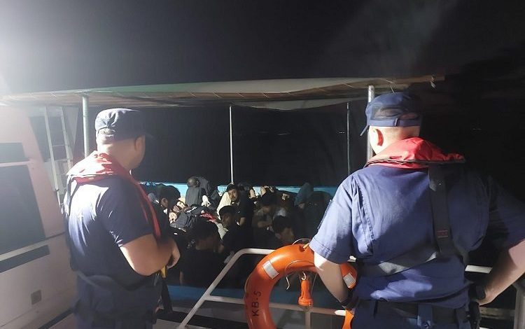 Çanakkale’de 56 kaçak göçmen ve 4 göçmen kaçakçısı yakalandı 1 canakkalede 56 kacak gocmen ve 4 gocmen kacakcisi yakalandi 669232e3629d |