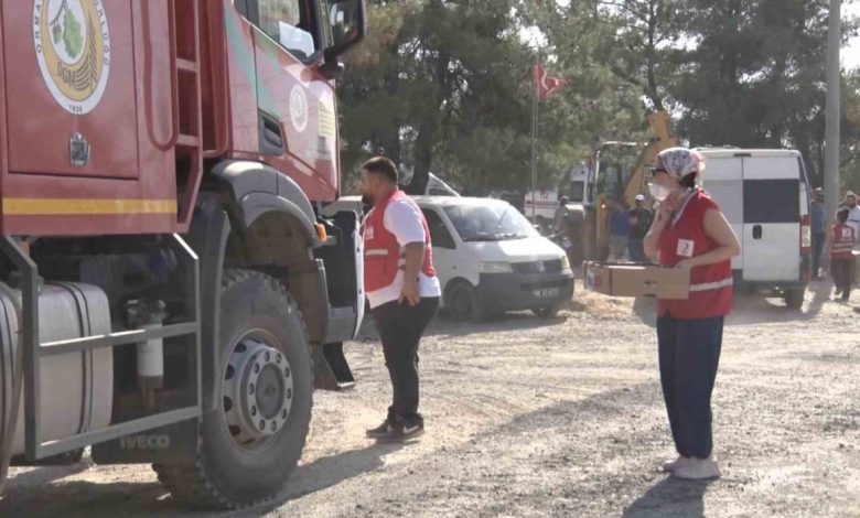 canakkalede alevlerle mucadele eden ekip ve vatandaslara kizilaydan yardim 7acc19b0fad0 |