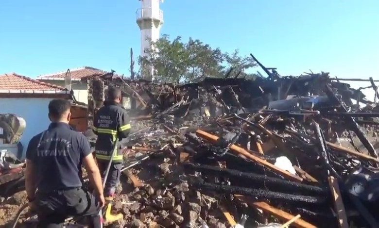 Çanakkale’de imamın evi yandı 1 canakkalede imamin evi yandi 3bbc13eb1267 |