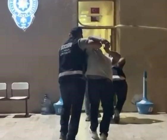 Çeşme’de eğlence mekanında silahlı kavga: 2 yaralı, 2 gözaltı 1 cesmede eglence mekaninda silahli kavga 2 yarali 2 gozalti fe51b33c7b9f |