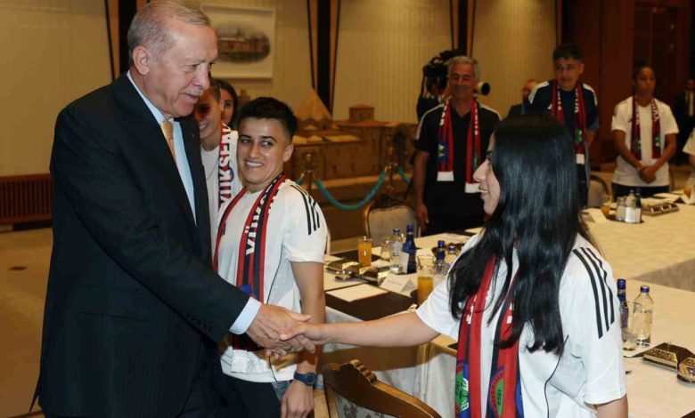 Cumhurbaşkanı Erdoğan, Yüksekovaspor Kadın Futbol Takımı’nı kabul etti 1 cumhurbaskani erdogan yuksekovaspor kadin futbol takimini kabul etti 769c1d218d2d |
