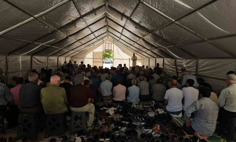Deprem bölgesinde cuma namazı çadırlarda eda edildi 1 deprem bolgesinde cuma namazi cadirlarda eda edildi a571dd17100a |