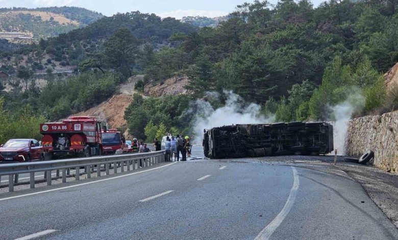 devrilen zift yuklu kamyon alev aldi karayolu trafige kapandi 13be06b02cdd |