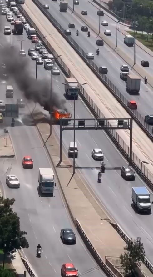 esenyurtta alev alev yanan kamyonet e 5te surucusuz ilerledi f54951cfdc5e |