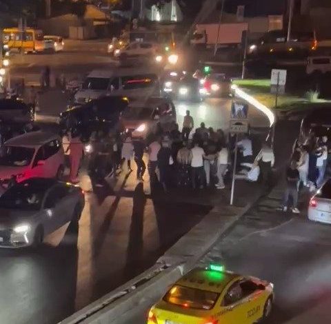 Esenyurt’ta düğün çıkışı taraflar birbirine girdi: O anlar kamerada 1 esenyurtta dugun cikisi taraflar birbirine girdi o anlar kamerada dbb72c1c1dfc |