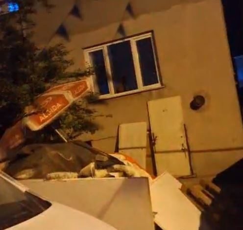 Esenyurt’ta komşular arasındaki kavga sokağa taştı: Hakaretler havada uçuştu 1 esenyurtta komsular arasindaki kavga sokaga tasti hakaretler havada ucustu f3737819e0f8 |