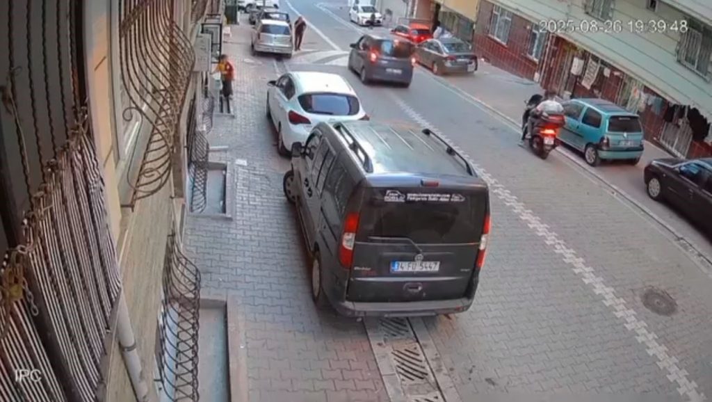 esenyurtta miras kavgasi tartistigi ablasinin arabasinin camini cekicle kirdi 2cdf58b616cd |