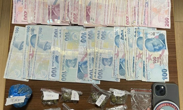 esenyurtta polis ekipleri otomobil torpidosuna zulalanmis uyusturucu ele gecirdi f9cfa649e7a5 |