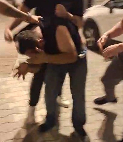 esenyurtta supheli hareketleriyle kadinlari taciz eden sahsi mahalleli once darp etti daha sonra polise teslim etti ad694355e8dd |