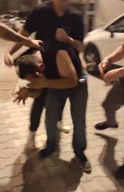 esenyurtta supheli hareketleriyle kadinlari taciz eden sahsi mahalleli once darp etti daha sonra polise teslim etti ad694355e8dd |