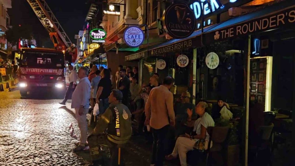 fatihe otelde korkutan yangin konaklayanlar tahliye edildi ef947667c4a1 |