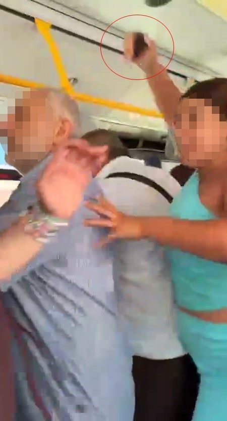 fatihte iett otobus soforu ile yolcu arasinda cikan kavgaya biber gazli mudahale 9edeb19abe78 |