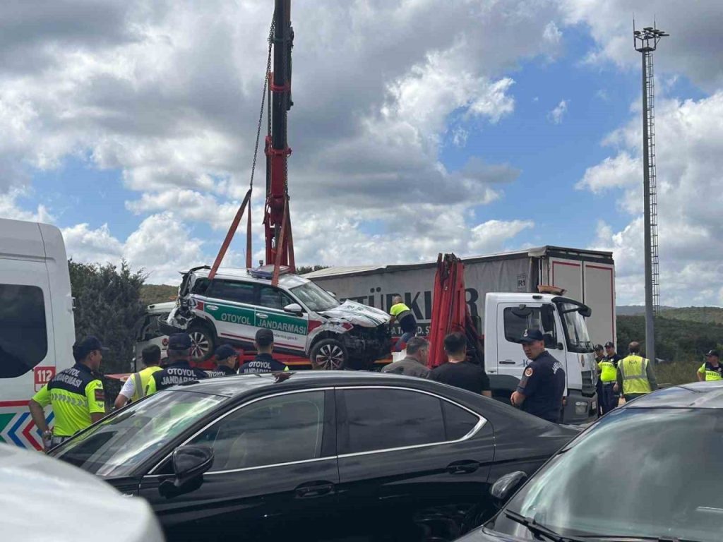 giselerde kontrolden cikan tir jandarma aracina carpti 5 yarali fdec9be31118 |