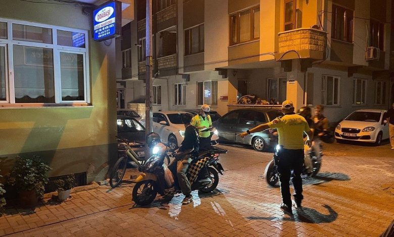 Gönen’de gece denetimi: Kurallara uymayan sürücülere ceza yağdı 1 gonende gece denetimi kurallara uymayan suruculere ceza yagdi 32f124b3be38 |