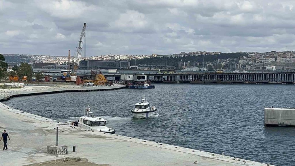 halic metro koprusunden denize atlayan adamin cansiz bedeni cikarildi 74f8eee9e7ac |