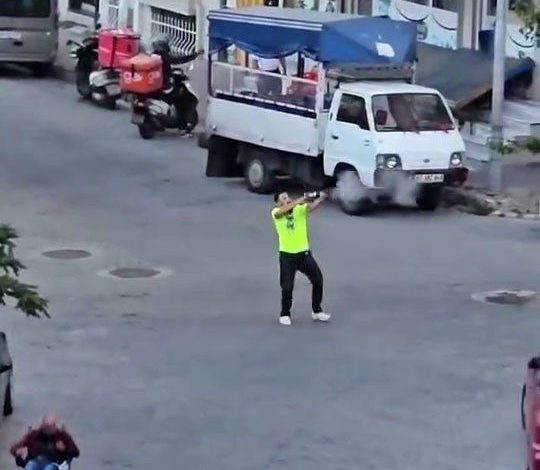 husumetlilerin oturdugu kiraathaneye pompali tufekle ates acti o anlar kamerada 0a5854b7f9e6 |