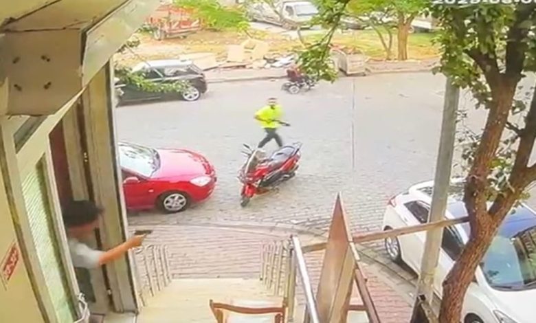 Husumetlilerin oturduğu kıraathaneye pompalı tüfekle ateş açtı 1 husumetlilerin oturdugu kiraathaneye pompali tufekle ates acti 014bdab2f8ee |