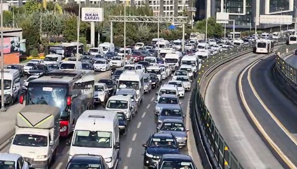 intihar icin ust gecide cikti e 5i kilitledi 5bb0876b158c |