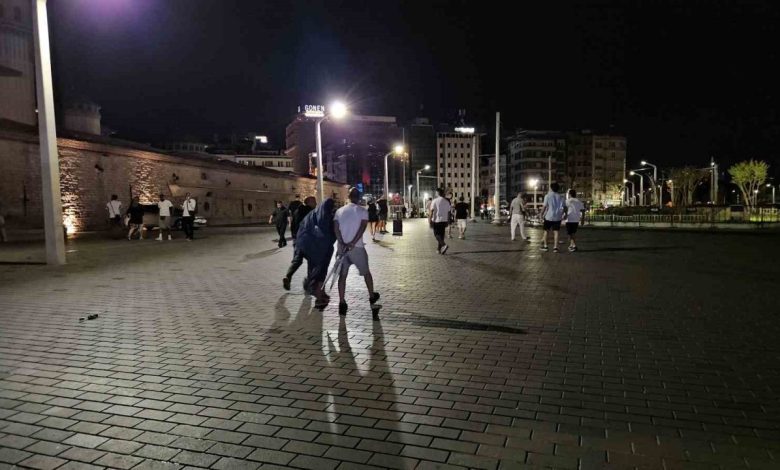 İstanbul’da şimşekler geceyi aydınlattı 1 istanbulda simsekler geceyi aydinlatti 58752f1aad2a |