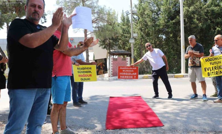 izmir buyuksehir belediyesinin kooperatif magdurlarindan kirmizi halili protesto 45b1869a16bb |