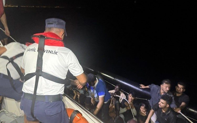 İzmir Menderes açıklarında 18 kaçak göçmen yakalandı 1 izmir menderes aciklarinda 18 kacak gocmen yakalandi cf41a399fb68 |