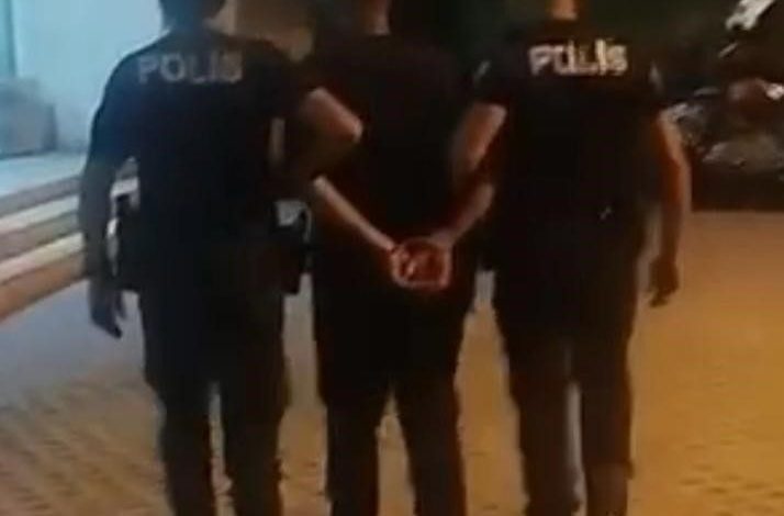 İzmir’de 11 yıl hapis cezasıyla aranan şahıs yakalandı 1 izmirde 11 yil hapis cezasiyla aranan sahis yakalandi af179d41ed3a |