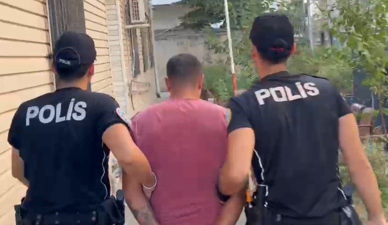 İzmir’de 11 yıl hapisle aranan şahıs yakalandı 1 izmirde 11 yil hapisle aranan sahis yakalandi f71b0d1f04d4 |