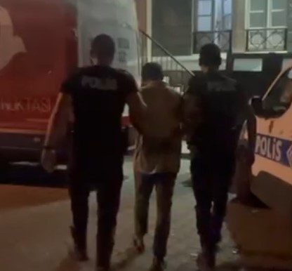 İzmir’de 15 yıl hapisle aranan şahıs yakalandı 1 izmirde 15 yil hapisle aranan sahis yakalandi c5a0853f9a45 |