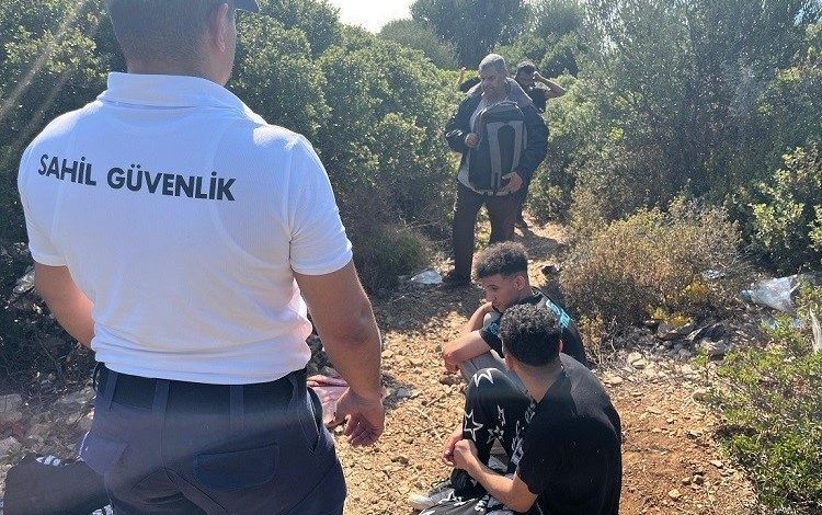 izmirde karada ve denizde 23 gocmen yakalandi f254bf161f44 |