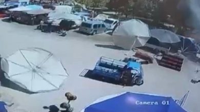 izmirde pazar semsiyesi hamile kadin ve cocugunun uzerine dustu f6c0a46c28e4 |