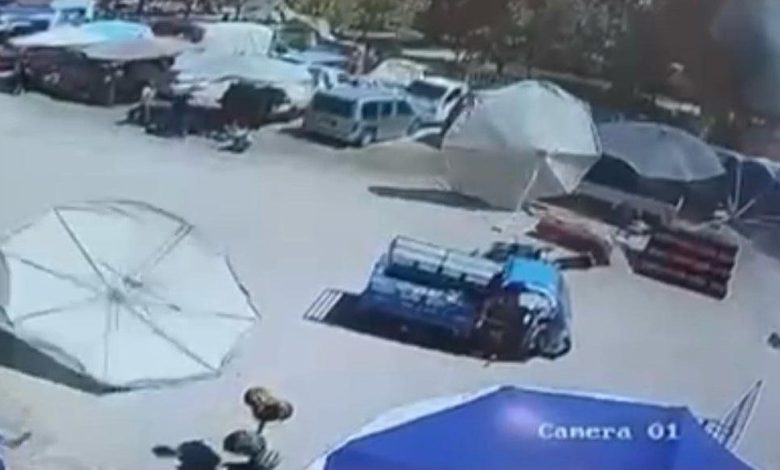 izmirde pazar semsiyesi hamile kadin ve cocugunun uzerine dustu f6c0a46c28e4 |