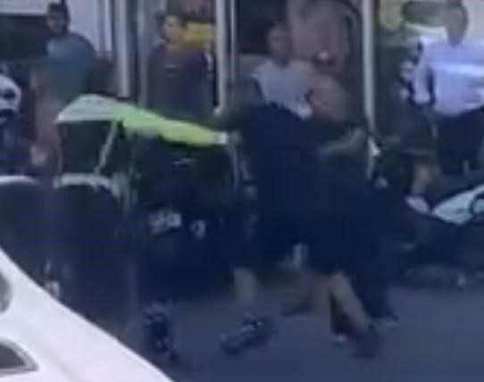 izmirde polise tekmeli yumruklu saldiri d961129e405c |