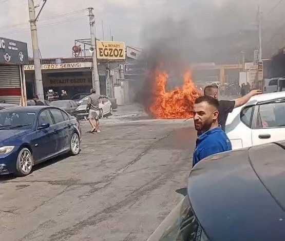 jaguarin elektrikli arabasi kendi kendine yandi 217fde05e375 |