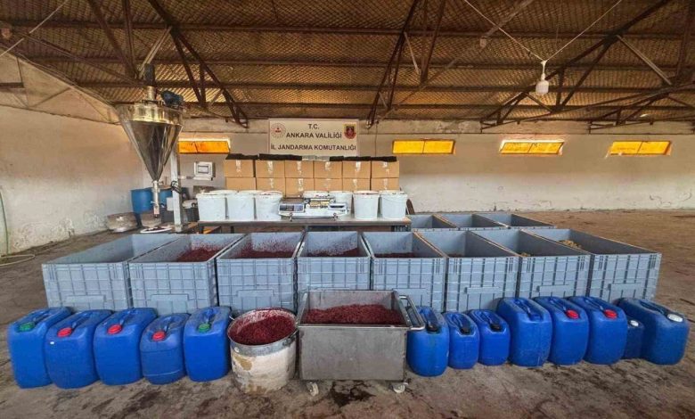 Kaçak nargile tütünü imalatı ve satışı yapan 3 kişi gözaltına alındı 1 kacak nargile tutunu imalati ve satisi yapan 3 kisi gozaltina alindi db15c052333a |