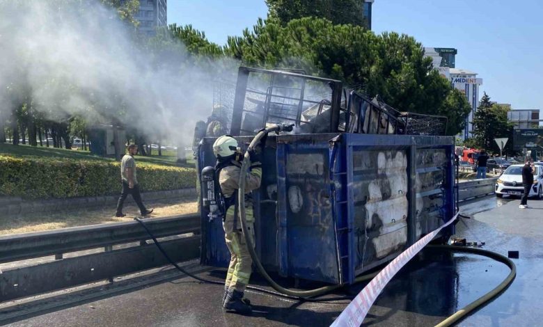 kadikoyde hurda yuklu kamyonun dorsesi alev alev yandi 52c6ff25fcad |