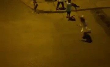 kavga ettigi kisiye kaldirim tasiyla saldirdi 42635c7e18b4 |