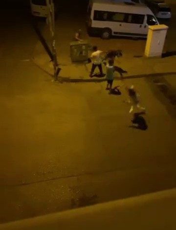 kavga ettigi kisiye kaldirim tasiyla saldirdi 42635c7e18b4 |