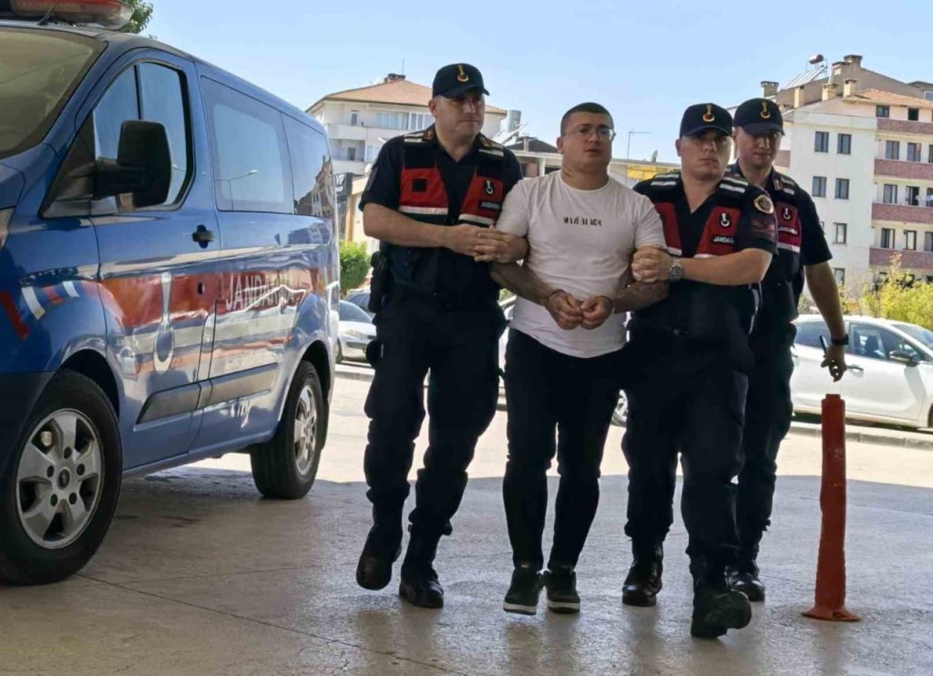 kavgayi ayirmaya calisan ozel guvenlik gorevlisini bicaklayan saldirgan tutuklandi cc2e53b483f3 |