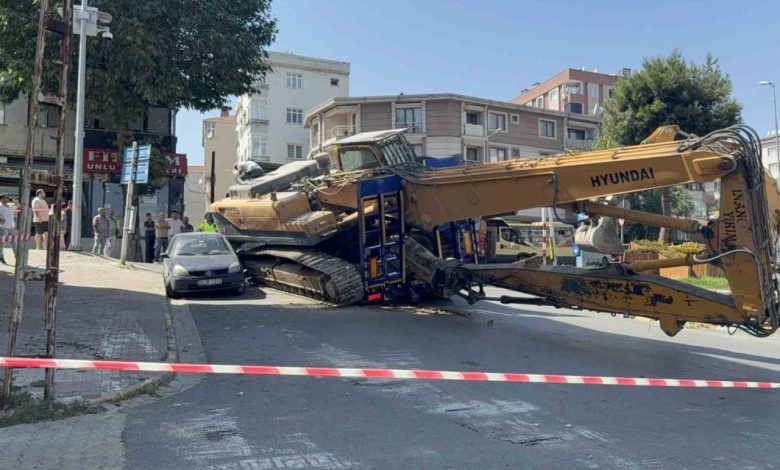 Küçükçekmece’de tırdan düşen iş makinesi araca çarptı 1 kucukcekmecede tirdan dusen is makinesi araca carpti 33532e6f0d83 |