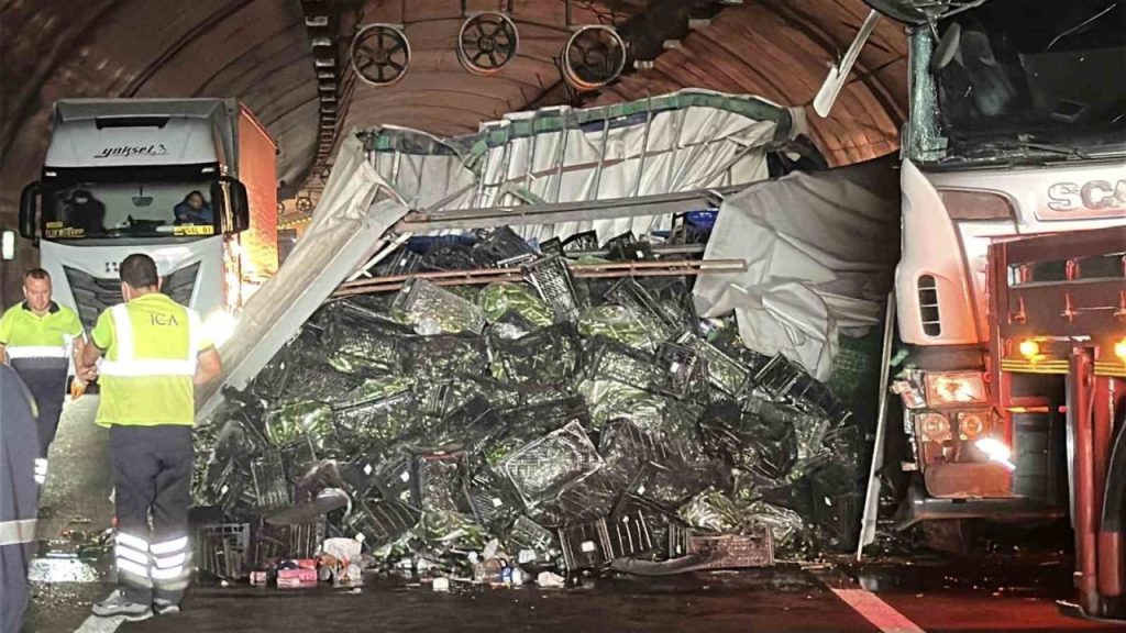 kuzey marmara otoyolunda sebze yuklu tir devrildi kilometrelerce arac kuyrugu olustu ffe5a37a38bf |