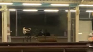 metro istasyonunda tek teker uzerinde bisiklet surdu edbb6e602bde |