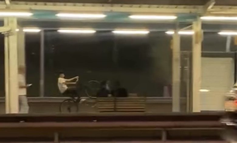 metro istasyonunda tek teker uzerinde bisiklet surdu edbb6e602bde |