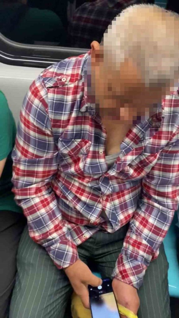 metroda gizlice kadinlarin fotografini cekti fark edilince telefonunu kirdi 7255629e96f2 |