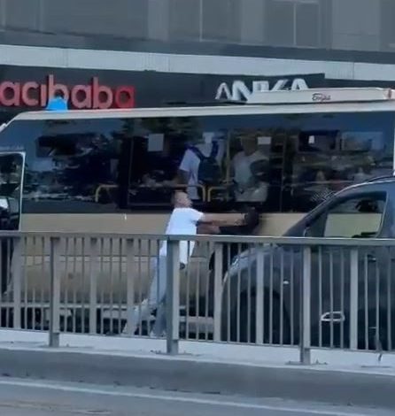 minibus soforu yola atladi korna calan surucuyu tekme tokat dovdu 01b4e53173ef |